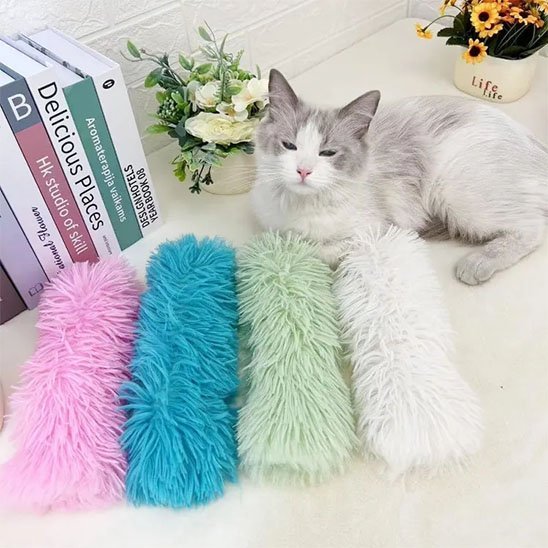 Chat endormi devant jouet pour chat coussin pelucheux différents coloris