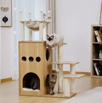 arbre  à chat bois dans salle manger trois chats