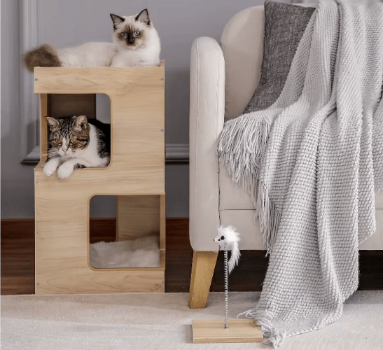 arbre à chat en bois bout canape salon deux chats jouet souris modele clair