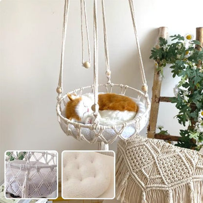 Hamac pour chat endormi salon fleuri détails coussin