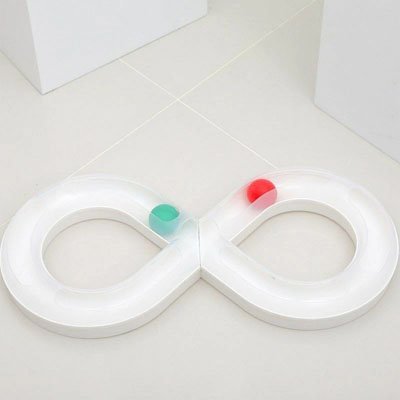 Jouet Chat Interactif blanc deux balles par terre