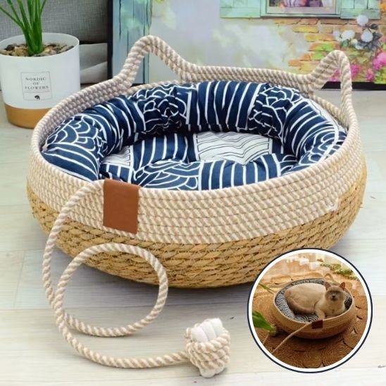 Lit pour chat coussin bleu, oreilles et queue de chat, zoom chat couché dans lit