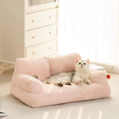 Panier pour chat rose clair chat blanc couché dans chambre