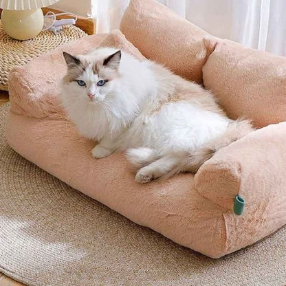 Panier pour chat brun maine coon blanc couché